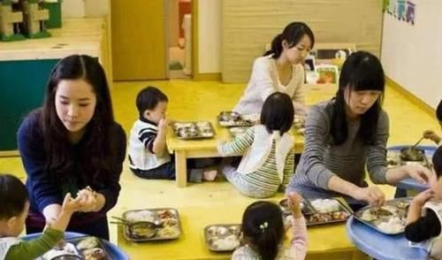 老师|幼儿园老师：3种孩子在幼儿园最“吃香”，和父母是否送礼没关系