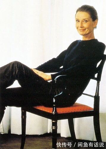 吸睛指数 美人在骨不在皮,老年赫本一脸皱纹仍迷人,穿搭精致优雅到骨子里