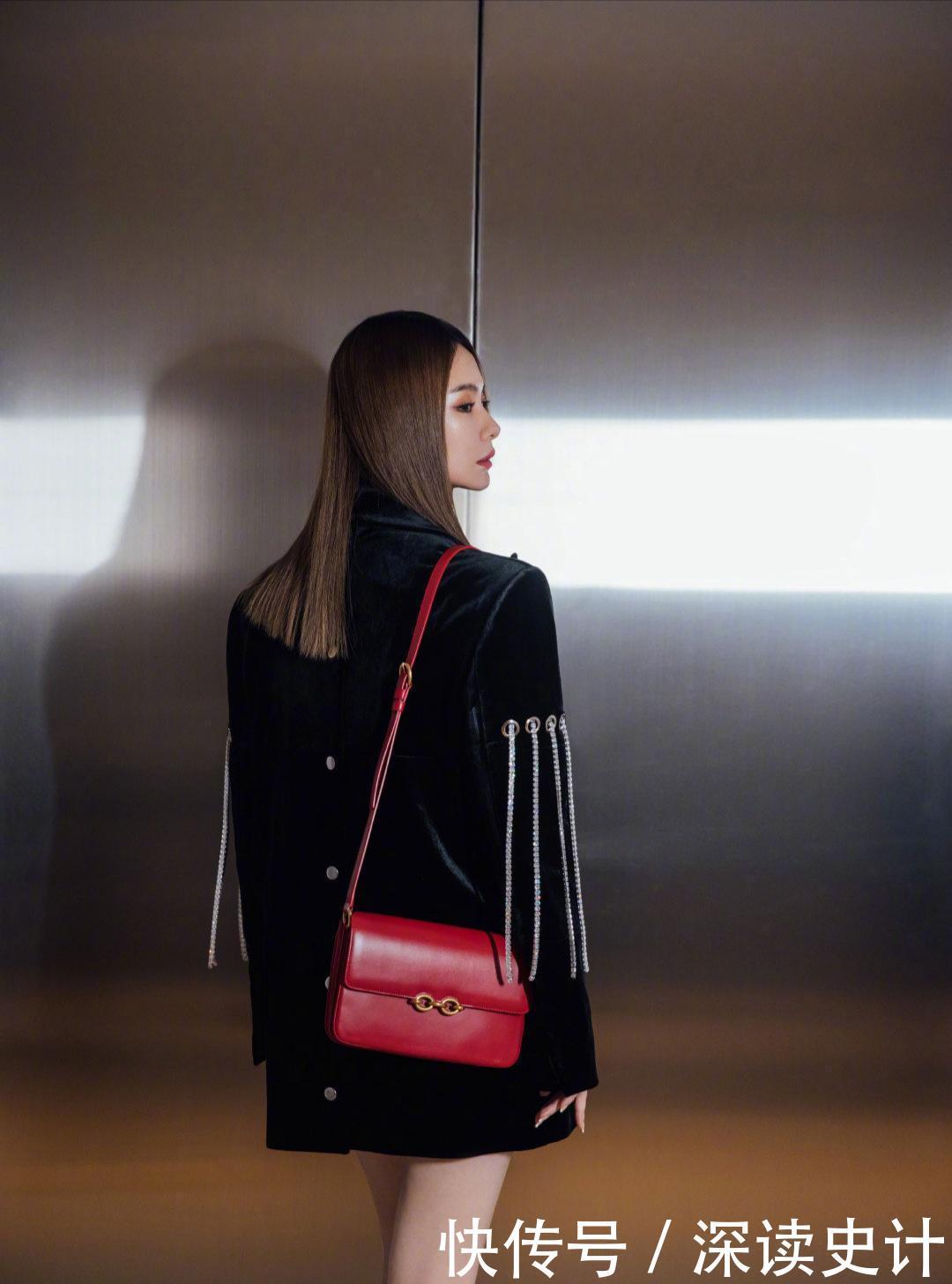 西装裙|戚薇拉离子烫真减龄，丝绒西装裙秀出白皙漫画腿，又酷又飒又养眼