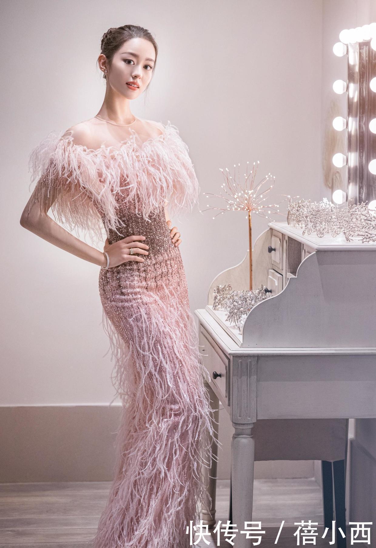 凹凸感|吉娜又穿出了我们想要的“凹凸感”,裸色上衣配牛仔裤,气质高级