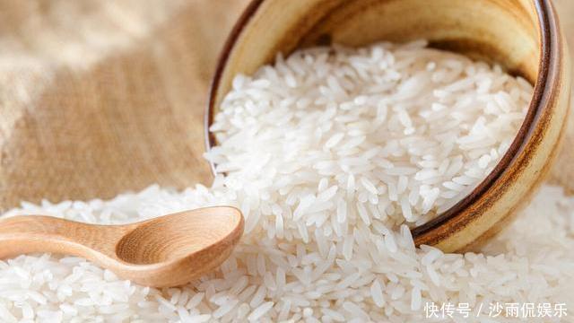 蒸米饭时，只加清水就错了，教你1招，粒粒分明又松软，特别香