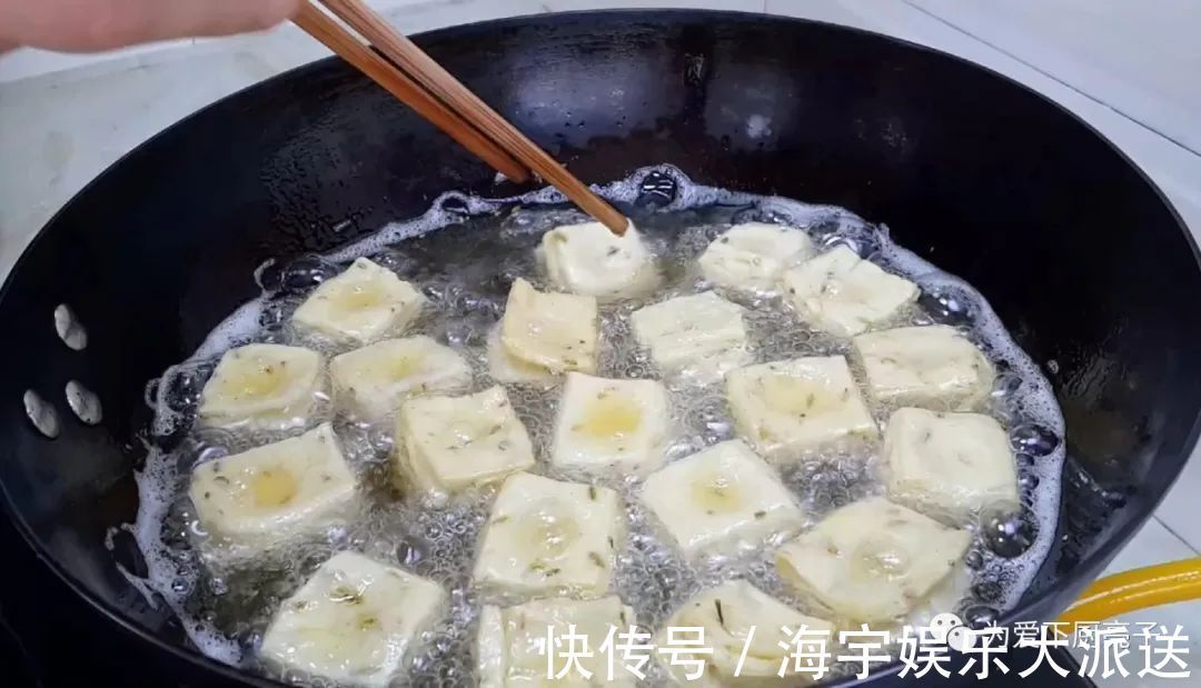 零食|孩子想吃零食不用买，擀一擀切一切，出锅比麻花都好吃，太香了