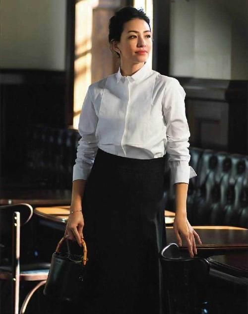 这位40+日本博主穿搭火了！她的穿搭简单不复杂，优雅有魅力