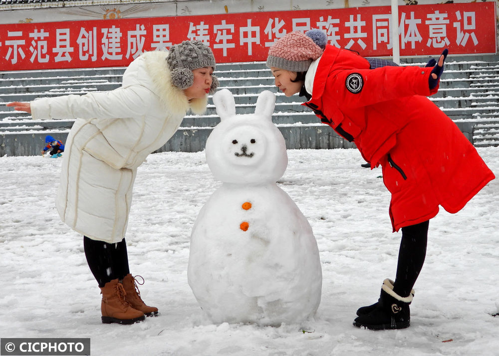 杨韬|二月春寒雪满山 稚子游人嬉雪欢