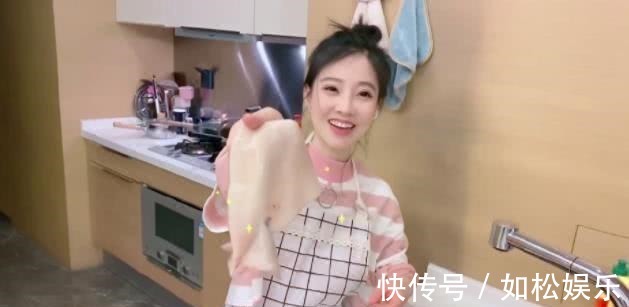 馮提莫在家做毛血旺，離開(kāi)10cm驢蹄鞋，廚房水槽直接暴露身高