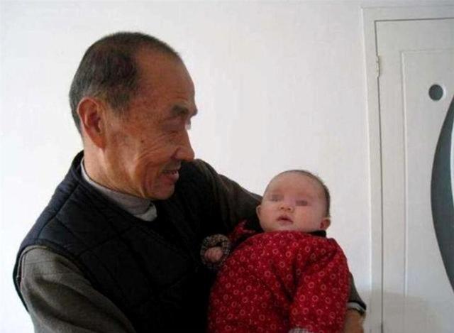 取名|爸爸姓奸,妈妈想让孩子随母姓,爷爷随口取名却获全家称赞