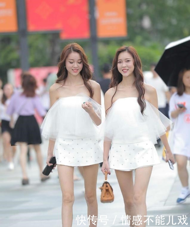 多层斗篷版型的露肩衫，搭配时尚精致的短裙裤，轻松展现优雅靓丽