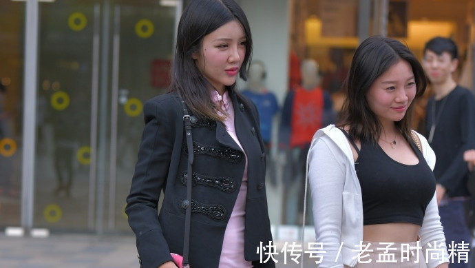 轻熟|街拍: 身材微胖的两个美女, 裙装搭配, 轻熟气质遮不住