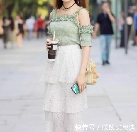 连衣裙|街拍连衣裙+高跟鞋的搭配,体现女性的魅力,彰显成熟韵味!