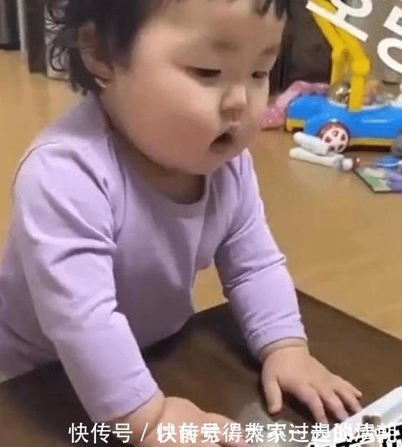 孩子|宝宝被阻止吃肉，脸很快拉了下来，舅舅在一旁哭笑不得