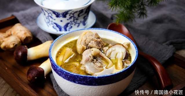 异味|炖鸡汤时,鸡肉不能直接下锅煮,先做这一步,鸡汤更鲜美,无异味