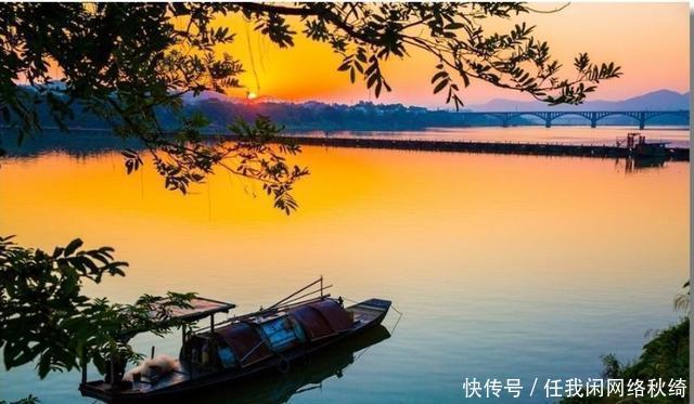 一轮橘日楚云飞,十里寒江落翠微