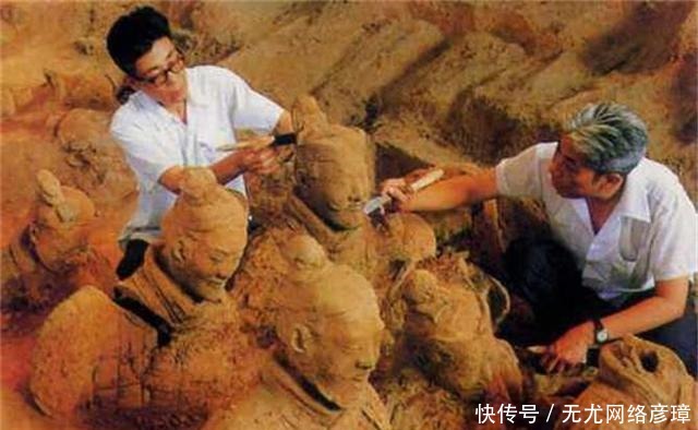 兵马俑中,专家发现被压弯千年的青铜剑,刚拿出来剑身竟立马弹直