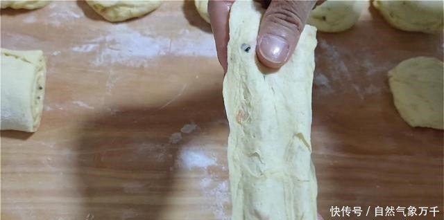 面团|玉米面饼这样做,加多一种材料,口感丰富,吃着蓬松柔软,真香