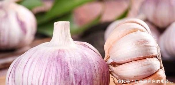 吃不完的大蒜,不要再放冰箱了,教你一招保存技巧,不干瘪不发芽