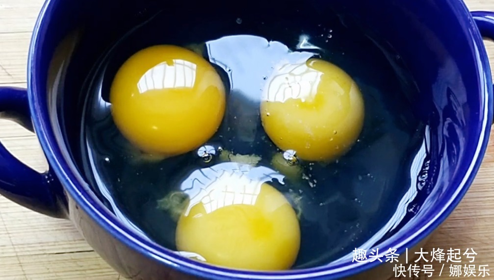 懒人韭菜饼,不揉面不擀面,皮薄馅足,十几分钟就搞定,比吃肉香