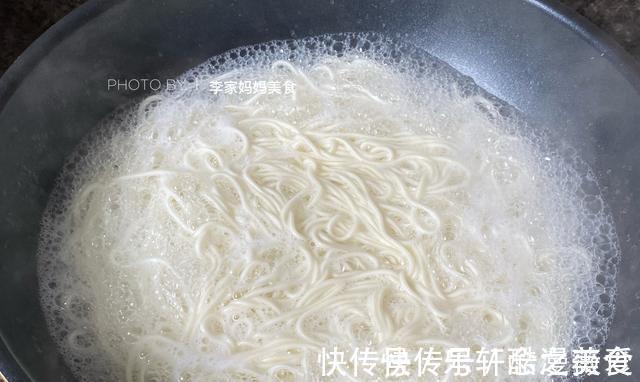 粗茶淡饭|夏天就馋这碗面,简单营养,同事吃这么少,难怪体重不过百