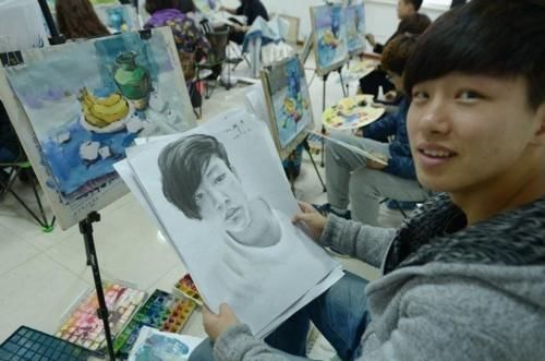 试卷@美术生“倒数第一”试卷走红,说好的自画像,与本人却相差甚远