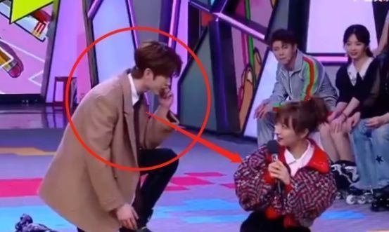 偶像练习生|蔡徐坤上《快本》,尖叫女粉丝意外走红,自拍照判若两人