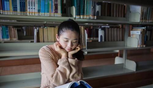 小孩|女儿深夜在房间做“小动作”,妈妈的做法让网友叫好:最好的教育