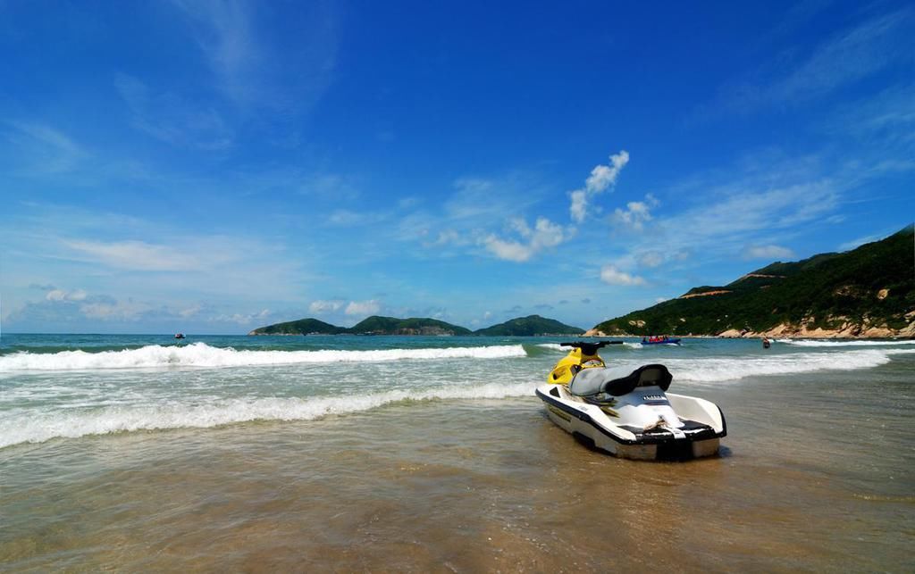 广东一座岛屿，由一个主岛和12个小岛组成，岛上气候温暖宜人