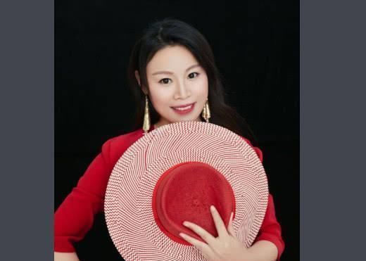 封杀 37岁草帽姐被封杀,曾开豪车炫富忘本,今回庄稼地种大蒜