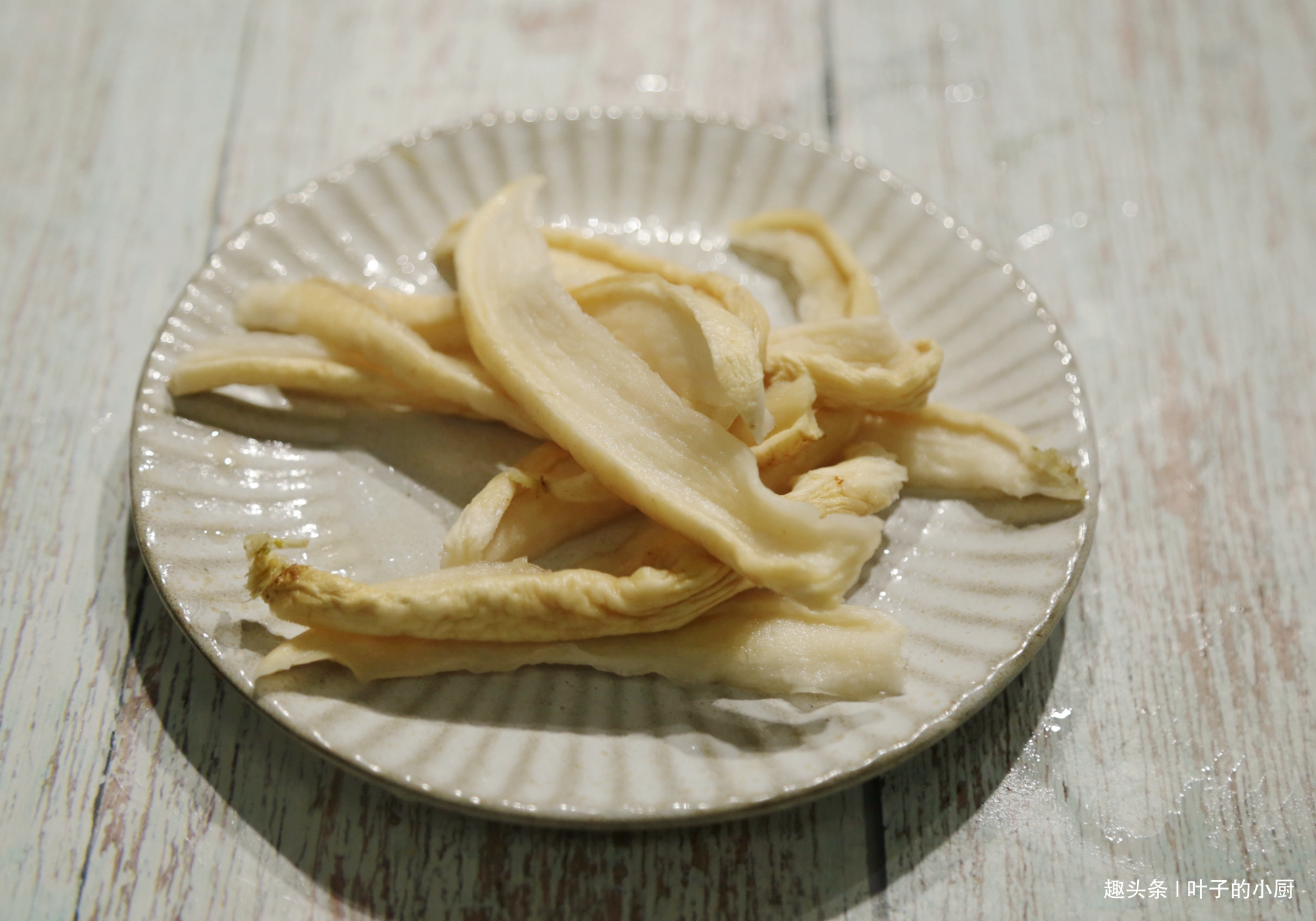 做排骨，很多人都用“传统”方法烧，油多还不香，教您好吃的秘诀