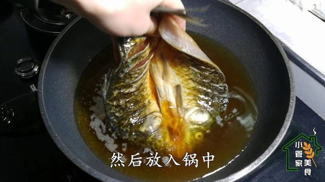 大厨|大厨教你一道特色菜,葱烧鲫鱼的家常做法,一条鱼都不够一个人吃