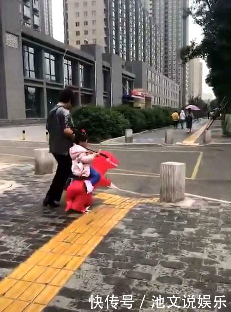 小恐龙|奶奶牵着孙女走路，被冠上“最霸气奶奶”的称号