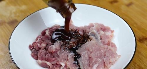  难怪饭店做的辣椒炒肉那么好吃，原来大厨都是这样炒的，先收藏了