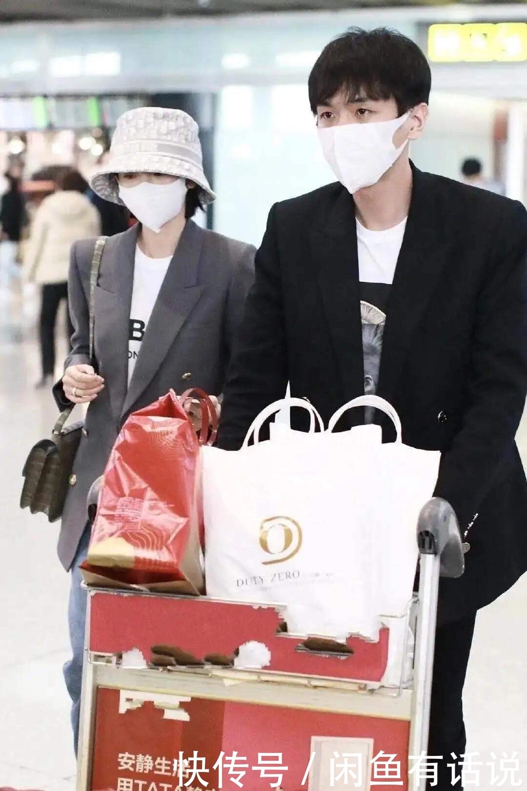 穿搭|张若昀唐艺昕罕见合体,穿情侣衫看着真登对,“小动作”更是甜蜜