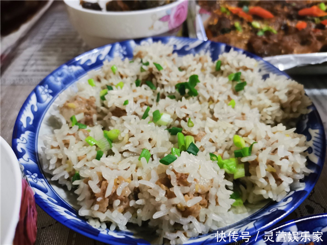 放假家里来客人,媳妇特意做一桌家乡菜招待,上桌后停不下筷子!