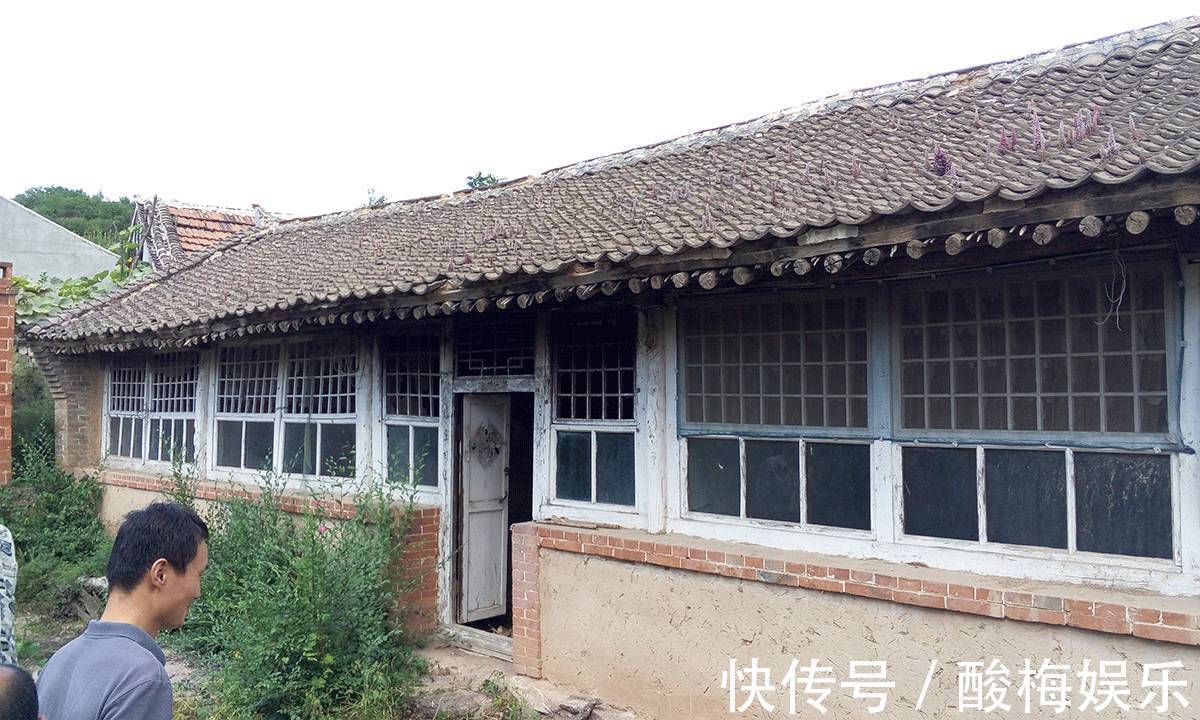 土房|2年砸下50万,他将土房改造成豪宅,见到雪中的庭院,我哭了