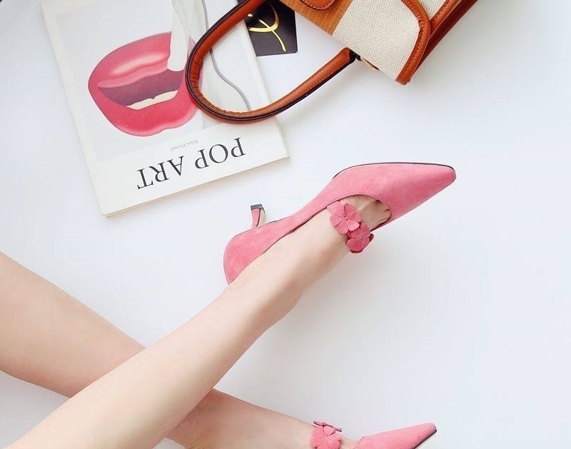 小礼裙 少女爱穿小猫跟,女性们打造性感优雅的高跟鞋