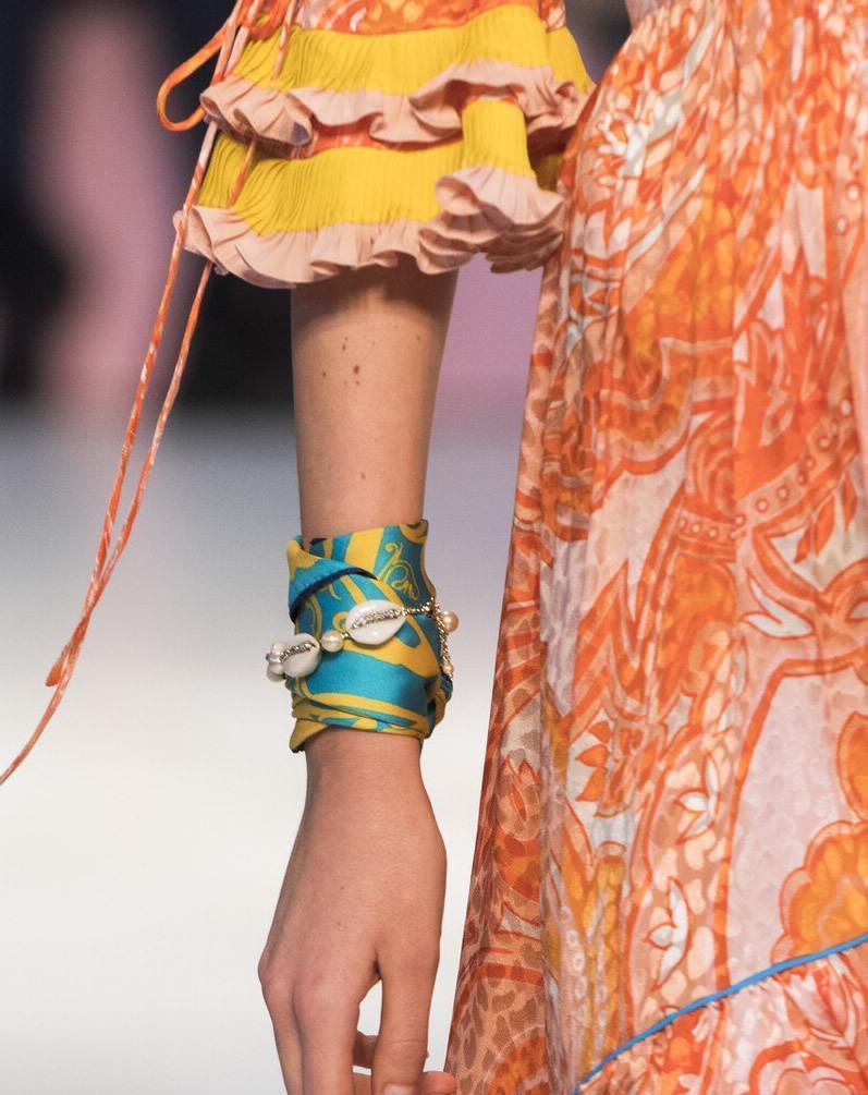 洋气|小方巾怎么系好看?当成手链优雅洋气,绑在辫子上复古又有气质