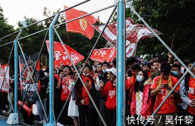 凌杰|广州球迷场外助威!41岁郑智打满全场,18岁凌杰首发建功