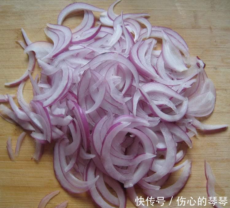 洋葱和它是绝配，等于“血管清洁工”，隔三差五吃，血管通畅了