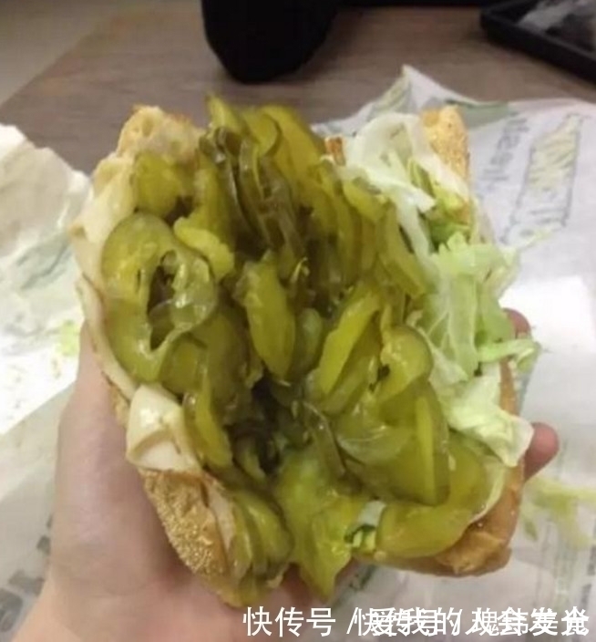 你永远不会知道，服务员上菜时会给你拿来什么东西