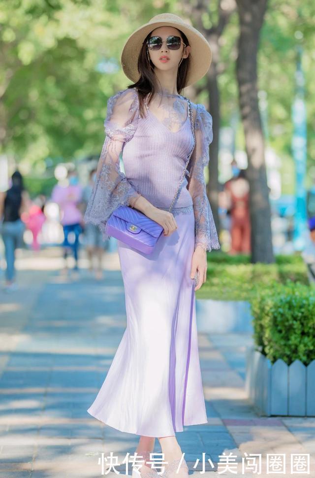 小姐姐紫色裙子,搭配粗跟凉拖鞋,戴草帽尽显高贵典雅