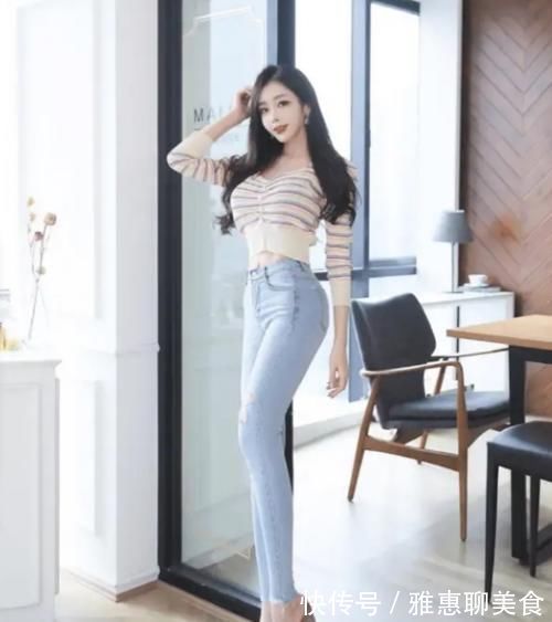 高跟鞋 美女穿搭:牛仔裤迷人又很漂亮,展现出良好的身材,看点十足