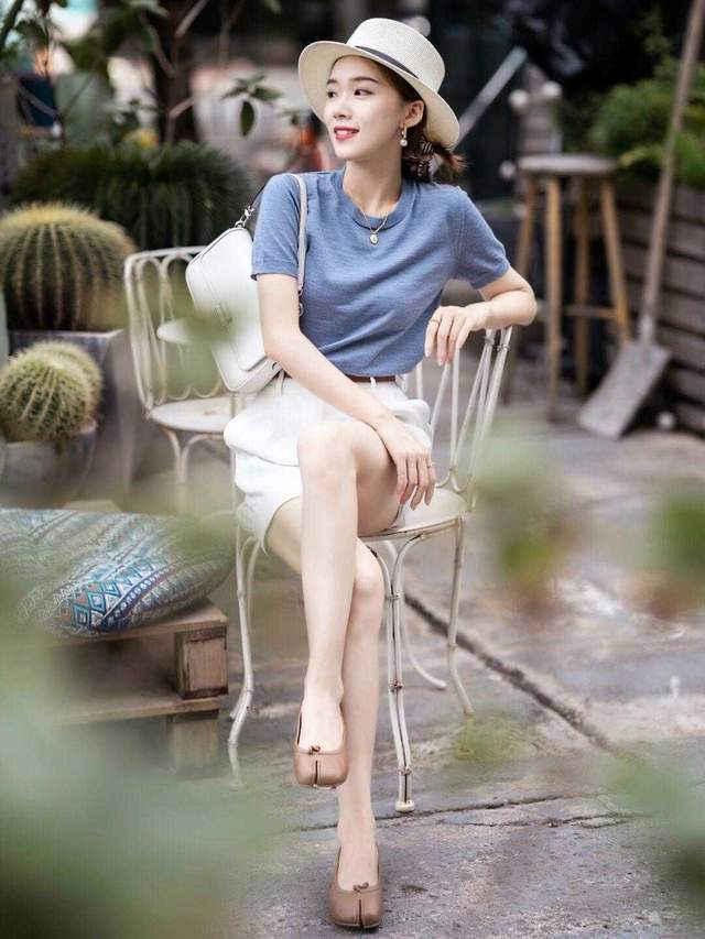 紧身裤|不挑年龄的“红色”T恤,搭配牛仔裤简约又通勤,可甜可咸