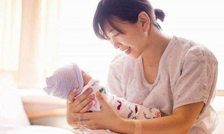 恩恩|“宁愿给孩子喝奶粉”闺蜜送来20袋母乳,宝妈笑着收下却转手扔掉