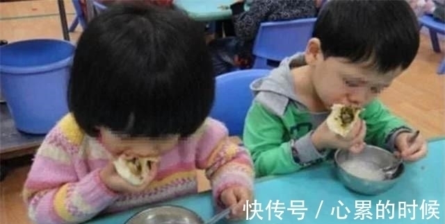 妈妈|学校午餐单上写着鸡蛋面,但孩子说没有鸡蛋,老师的解释引发众怒