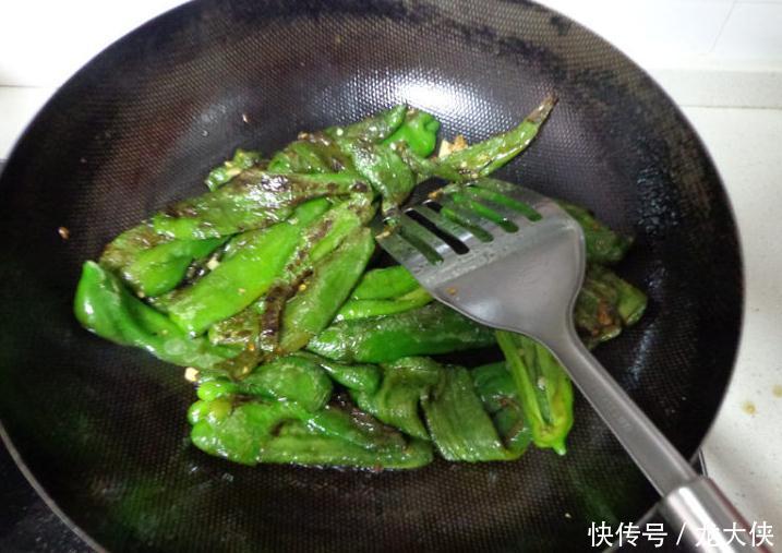 舒坦|青椒这样做,比所有蔬菜都美味,几个青椒下两碗米饭,酸辣爽舒坦