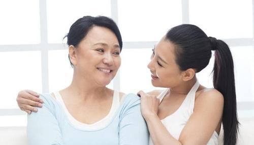 “最年轻婆婆”走红,婚礼现场新娘黑脸,网友:换我也接受不了