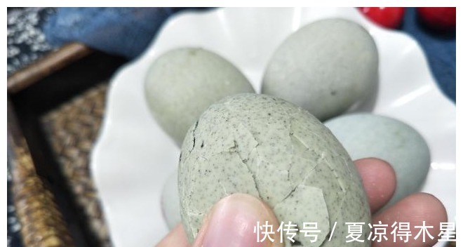 凉拌皮蛋|凉拌皮蛋怎样切才不粘刀,教你1个小技巧,皮蛋完好切不碎!