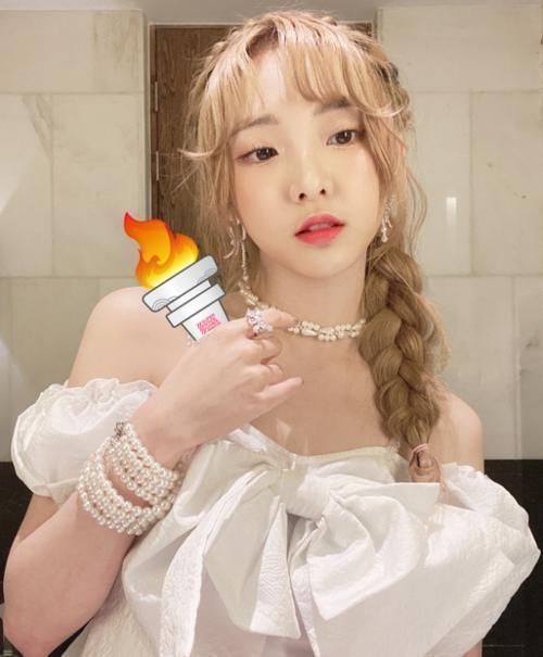 郑乃馨|硬糖少女集体出动传递火炬,其他成员都用手传,唯独刘些宁与众不同