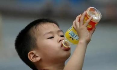 家长|5种饮料,或许已被列入黑名单,再三告诫:家长别让孩子喝了