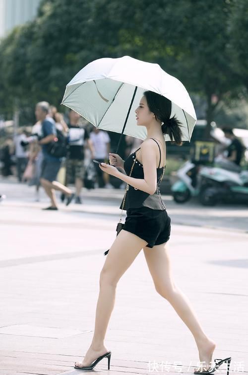 小姐姐 吊带装搭配短裤搭配高跟鞋,凹凸感完美呈现出来,小姐姐自信感