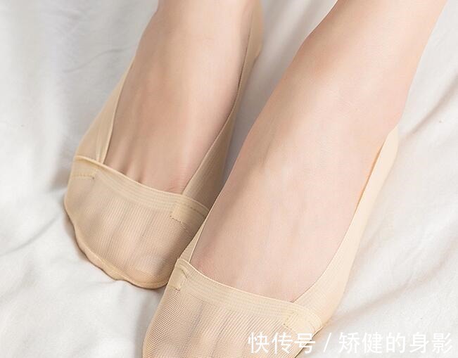 高跟鞋 加厚的袜子就别穿了,看我媳妇脚上穿的船袜,柔软更舒适